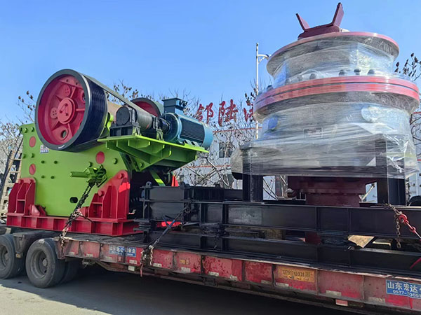 圓錐機破碎機發(fā)貨現(xiàn)場.jpg 圓錐機破碎機發(fā)貨現(xiàn)場.jpg